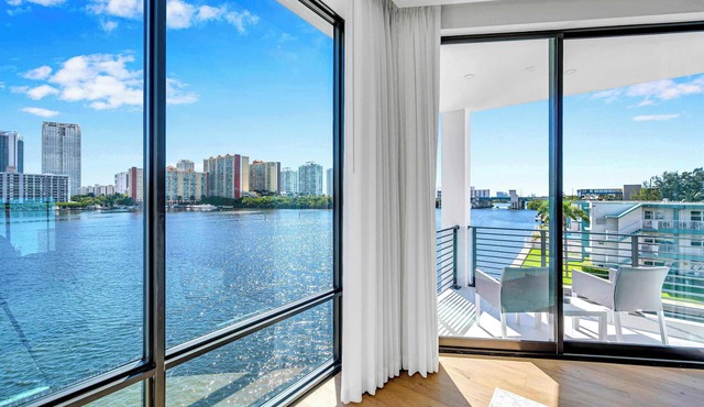 Azure Bay - New listing and construction w/Jacuzzi & elevator in the house
