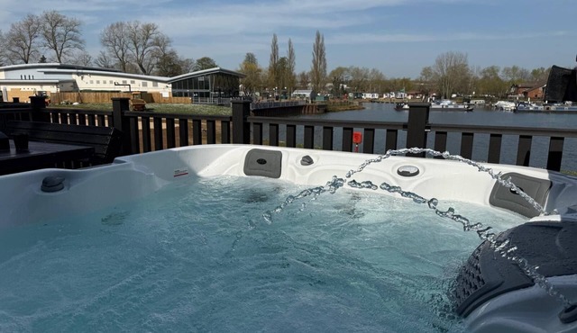 Azure Horizons - Retreat Hot Tub Glamping Pod GV03