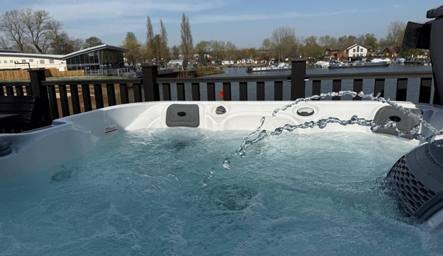 Azure Horizons - Retreat Hot Tub Glamping Pod 04