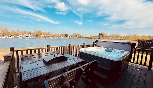 Azure Horizons– Retreat Hot Tub Glamping Pod PF 08