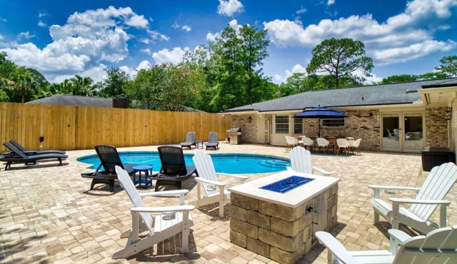 ~Azure Luxury Landing Sleeps 10 Heated Pool~