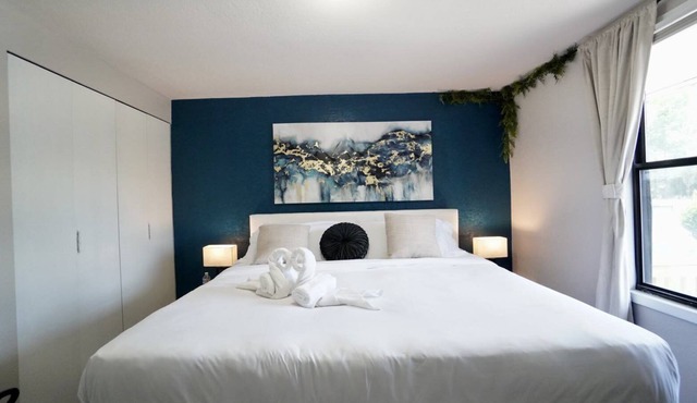 Azure Oasis - Convenient Comfort, Near Fort Moore