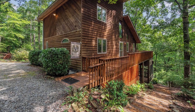 Azure Springs- Secluded Mountain Retreat in Dahlonega. Perfect for Families!