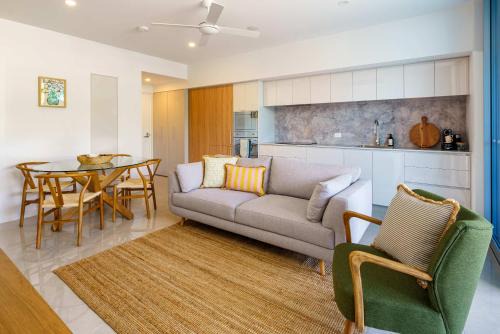 Azzure Beachside Retreat with Pool Gym and Steam Room