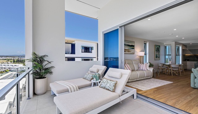 AZZURE BOKARINA PENTHOUSE- Brand New Ocean View- Resort-Style Pool- Steam Room