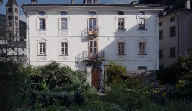 Bündner Zuckerbäckerpalazzo unter Denkmalschutz by Interhome