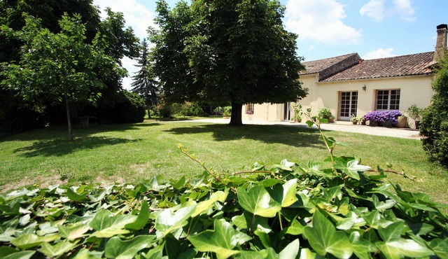 B&B amid the Bordeaux vineyards - room in a barn conversion full of character