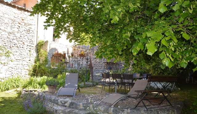 B & B in Hamlet house between the Ventoux and the plain