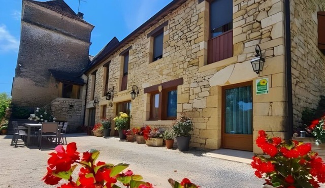 🌿 B&B Pigeonnier de Labrot - Dordogne 1km - Sarlat 8km. Table d'hôtes. ORANGE