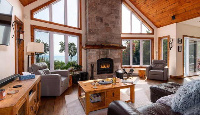 BREATHTAKING VIEW of St-Lawrence River - HOT TUB - 15min from Le Massif