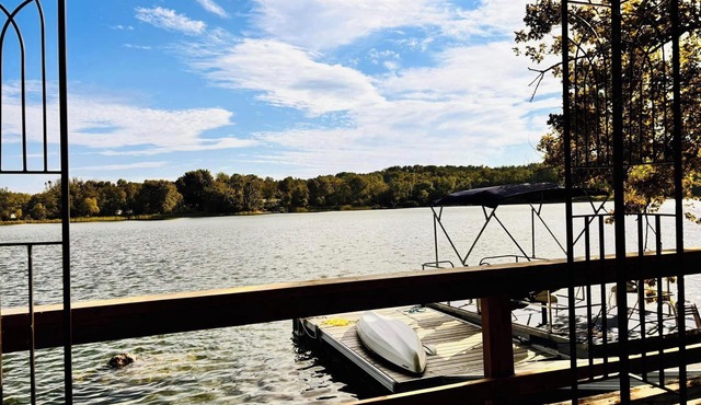 Beautiful Firefly Guest Chalet on Grand lac Rond with Access to Private Island !
