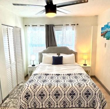(B) Casa Azul. Minutes from the Beach & Mall