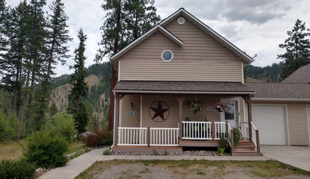 B-Comfy downstairs 2bd/1ba Apartment available