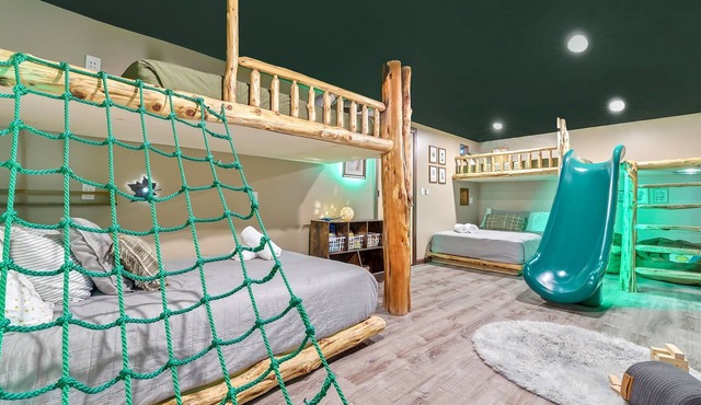 B.E.S.T GameRoom & Kids Bedroom! Hot Tub & FirePit