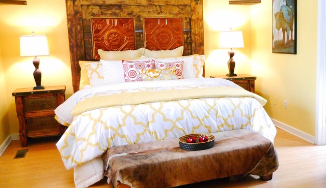 B-E-Y-O-N-D CHARMING ~ STROLL to OLD TOWN~ FANTASTIC REVIEWS