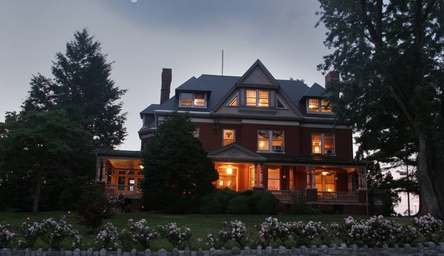 B. F. Hiestand House Bed & Breakfast