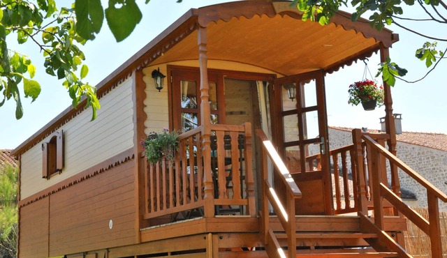 Bed and breakfast in a charming gypsy caravan, natural area and heated swimming pool