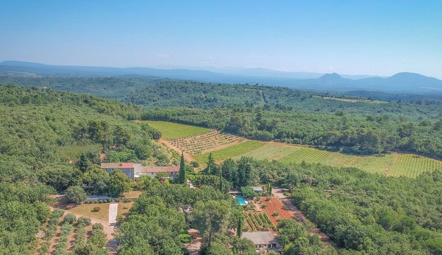 Beautiful 100 m2 apartment in a 18th century Bastide on a vineyard Swimming pool