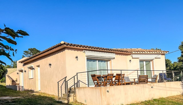 Beautiful modern house T4 quiet with its garden, beach walk 8 sleeps