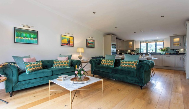 Bright Lofty House with Parking and Hot Tub