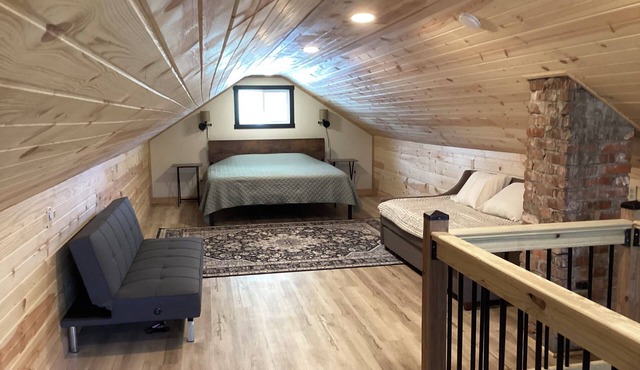 'B' Our Guest. A cozy 3-bedroom & 2 bath house with ac and Wi-Fi