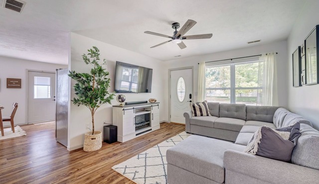 B-Town Retreat~10min IU~2 K Beds~Huge Kitchen~Private Patio~Fire Pit+Ping Pong