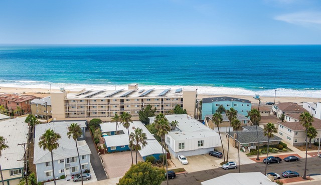 #B Updated 2 bed, 1 block to Beach, Esplanade, Riviera Village shopping!