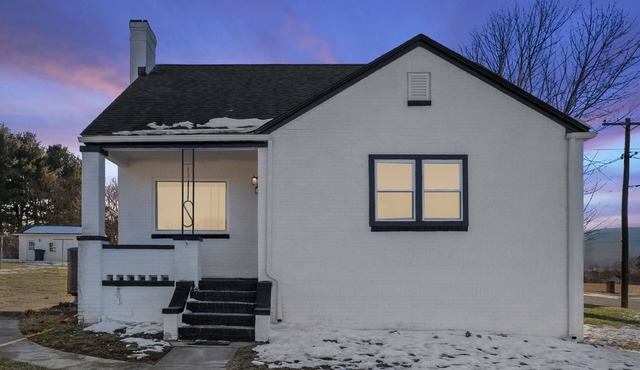 B & W Cottage - Near Gem park