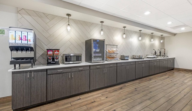 B/W Plus Elizabethtown Inn & Suites