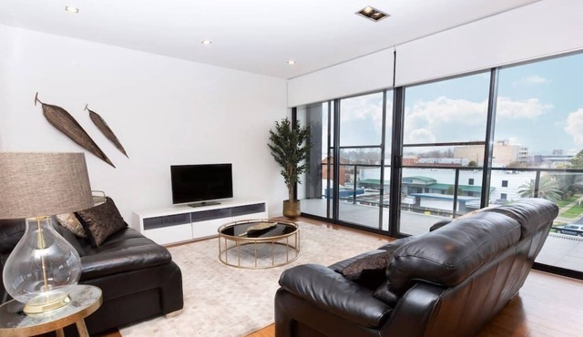 B1/302-1 Flinders St · Stylish Inner City Penthouse Apartment