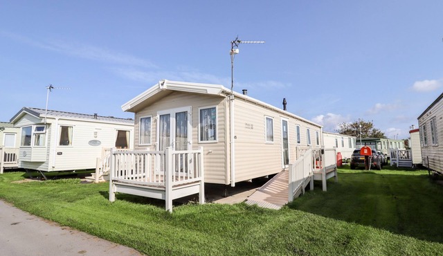 B15 TY GWYN, pet friendly, country holiday cottage in Towyn