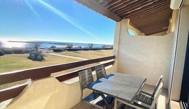 B21 sea view apartment, private parking