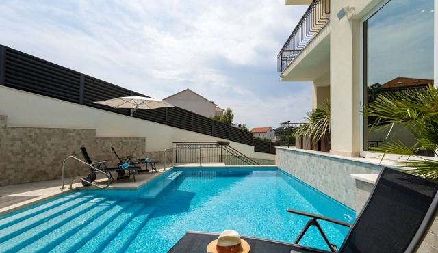 (B6) Penthouse apartment