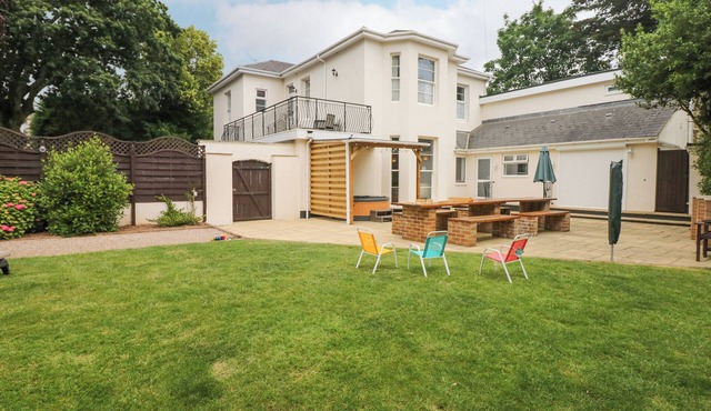 BABBACOMBE HALL, family friendly, with hot tub in Babbacombe