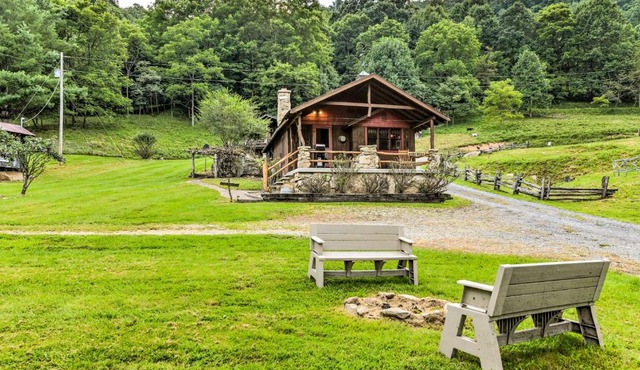 Baby Bear Clyde Cabin on Mountain Farm!
