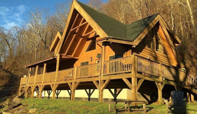 BABY BEAR’S CABIN, REAL LOG CABIN, SPECTACULAR VIEWS, HOT TUB, FIRE PIT