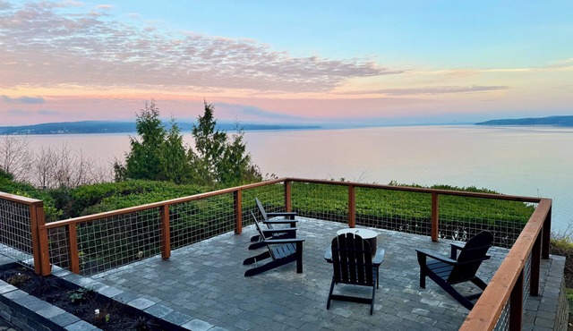 Baby Island Bungalow - newly remodelled with hot tub, views, 10min from Langley!