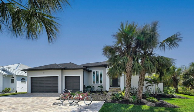 Baby SeaTurtle | Pool | Sunshelf | Tiki Bar | Office