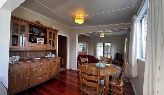 Bach Boy, Charlie. Kiwi Bach with location