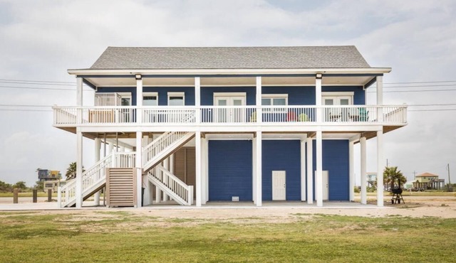 Bach Haus: 4 BR, 3 BA House in Gilchrist, Sleeps 18