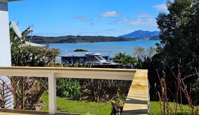 Bach with beautiful harbour views in historic Rawene village.