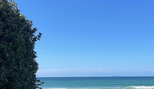 Bach with Direct beach access , renovated 2 bedroom cottage on Matarangi beach