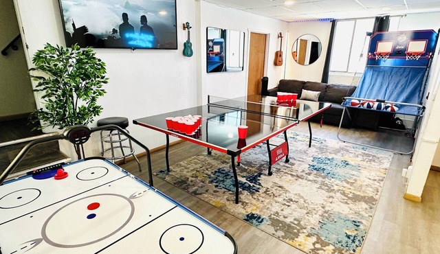 Bachelor HQ: Game Room, Hot Tub, Patio, 3 Kitchens, 420ok. 4th Night FREE!