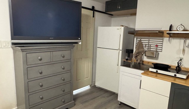 Bachelor suite-Steps away from Beechwood Village. Pet friendly!