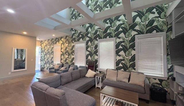 Bachelorette HQ + Roof Deck, Walk to Broadway 5bath, 3kings,4 Queen, 8 twins