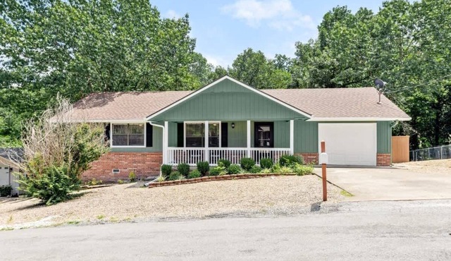 Back-40 Retreat with Hot Tub & Bike Garage