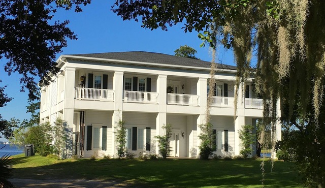 Back Bay Biloxi Waterfront -Fish, Watch Nature, Golf-Minutes to Casinos-Elevator