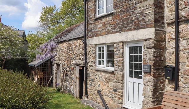 BACK COTTAGE, pet friendly, with open fire in Yelverton