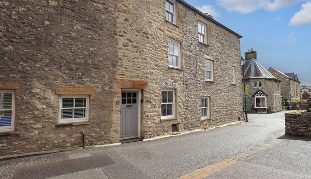 BACK COTTAGE, pet friendly, with open fire in Kirkby Lonsdale