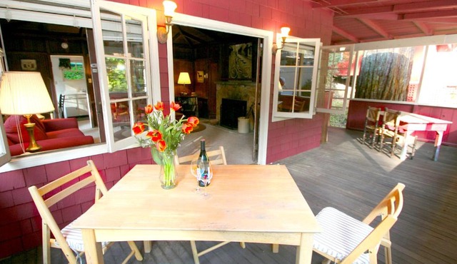 Back in the Day! Redwoods! Walk to River!! BBQ Grill! Fast WiFi!! Dog Friendly!
